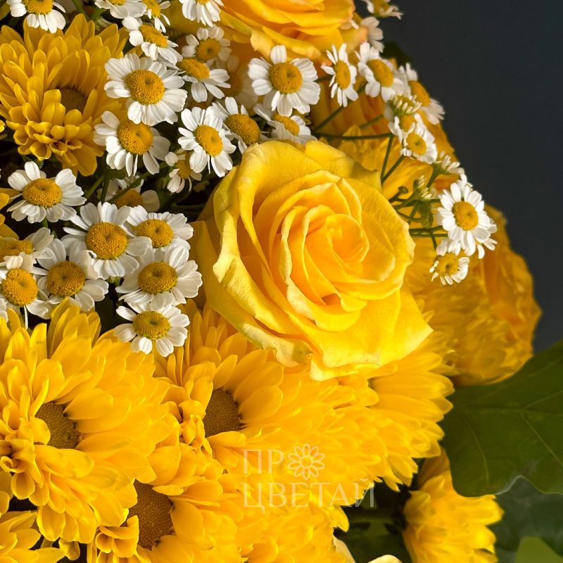 Сборный букет с ромашками «Солнечный» 1