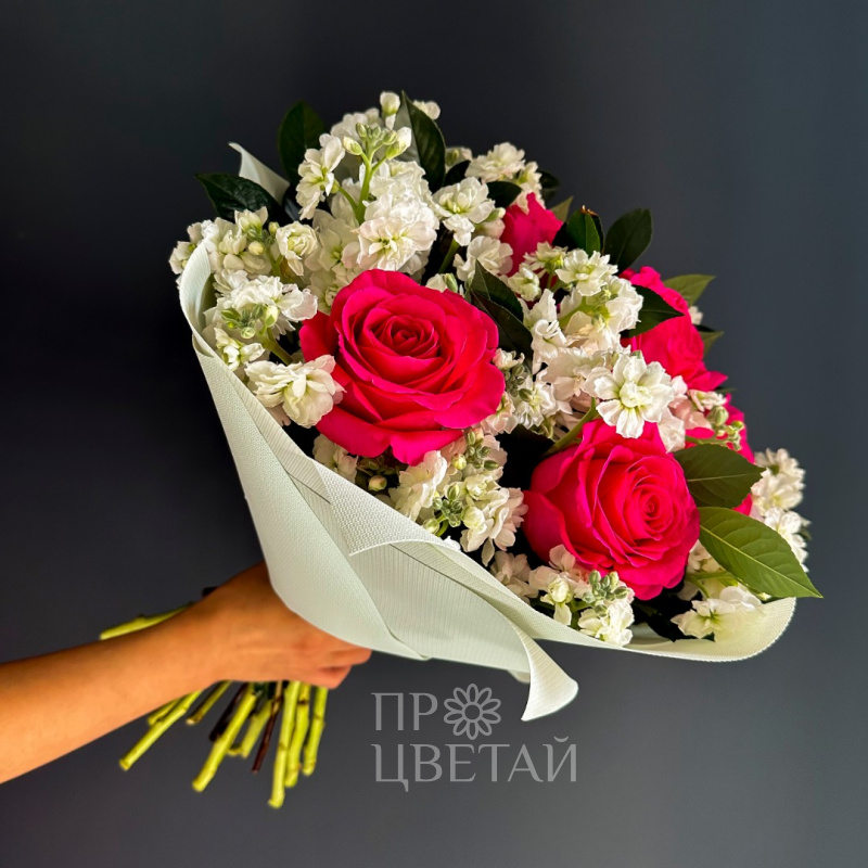 Сборный букет с маттиолой «Красно - белое»