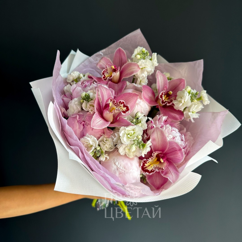 Сборный букет с пионами «Розовое облако»