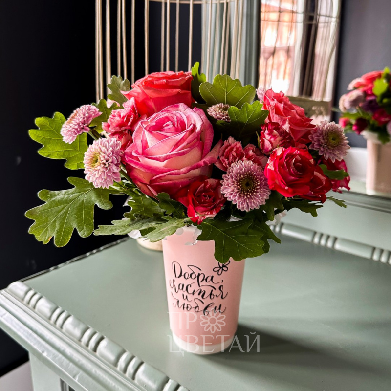 Композиция с хризантемой в стаканчике «Сладость»