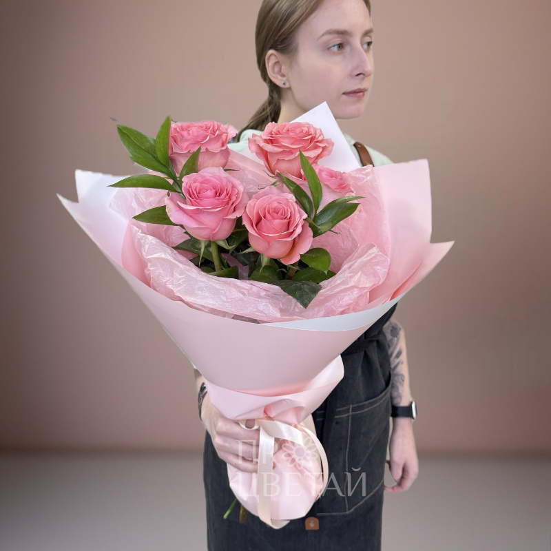 Букет из 5 роз с рускусом «Нежный»