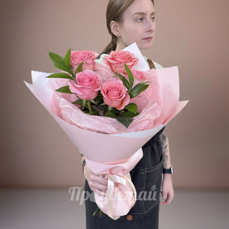 Букет из 5 нежно-розовых роз с рускусом