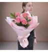 Букет из 5 нежно-розовых роз с рускусом