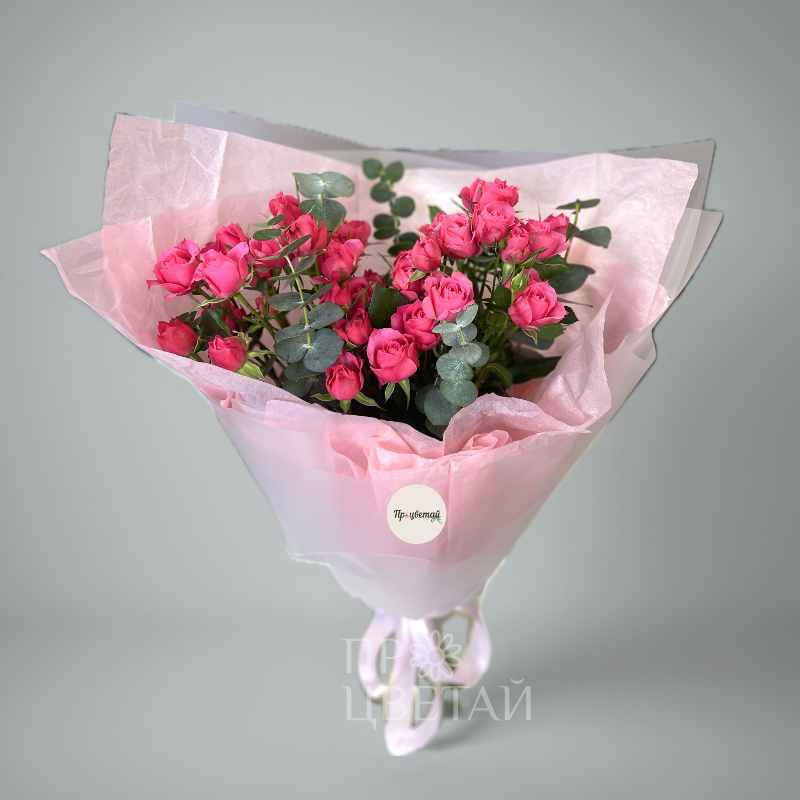 Букет из кустовых роз с эвкалиптом