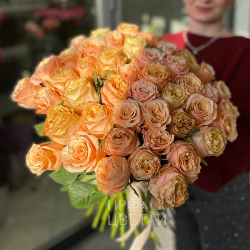 Моно-букет из 45 персиковых роз