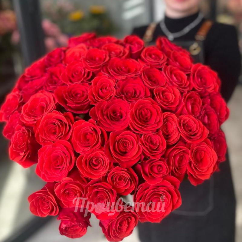 Моно-букет из 51 алой розы