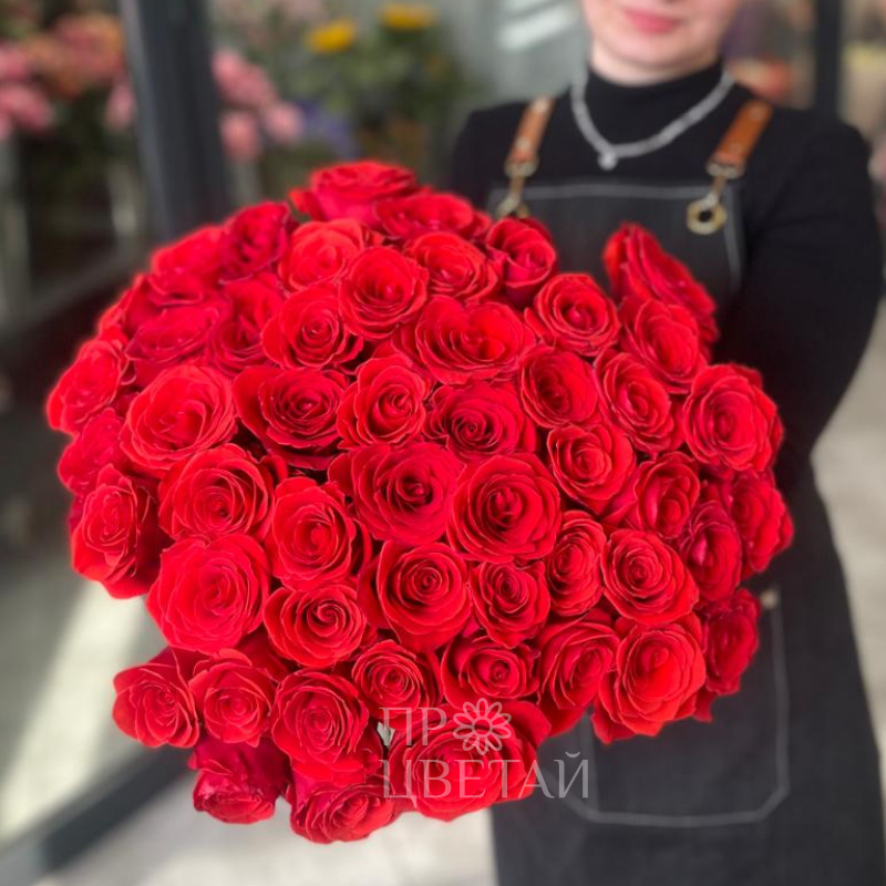 Моно-букет из 51 алой розы 1