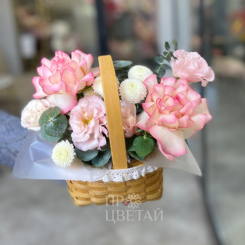 Сборная корзинка с французскими розами 