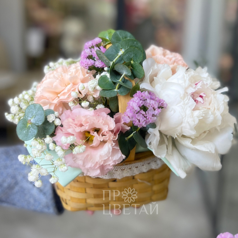 Композиция в корзинке с пионом 