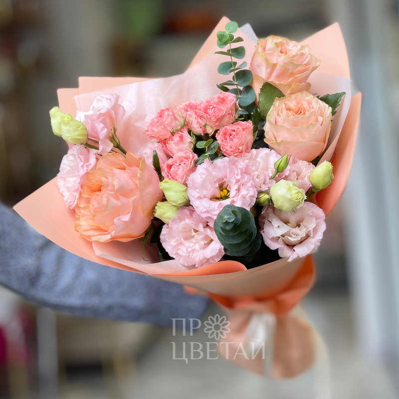 Сборный букет с пионовидными розами