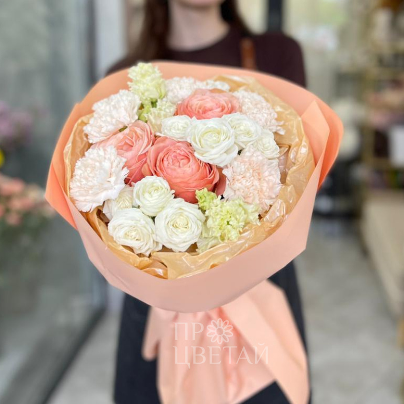 Сборный букет с пионовидными розами и эустомами 1