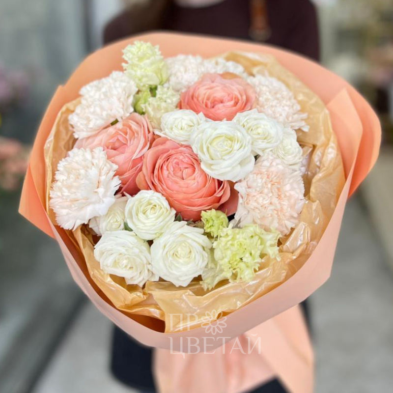 Сборный букет с пионовидными розами и эустомами