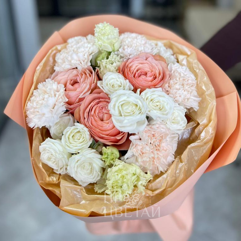 Сборный букет с пионовидными розами и эустомами 2