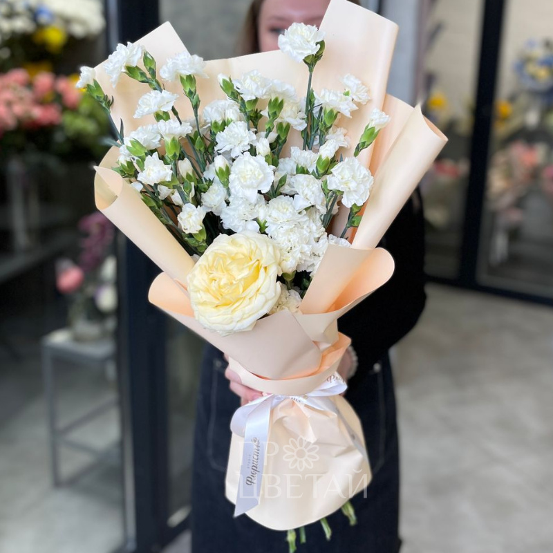 Сборный букет с пионовидной розой 