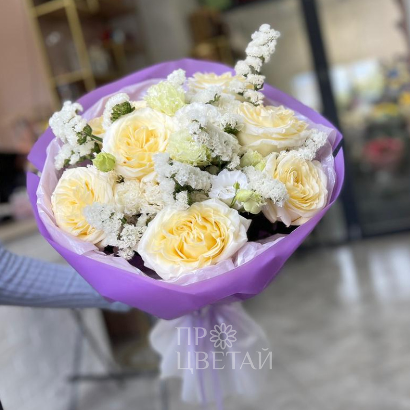Сиреневый букет с пионовидными розами