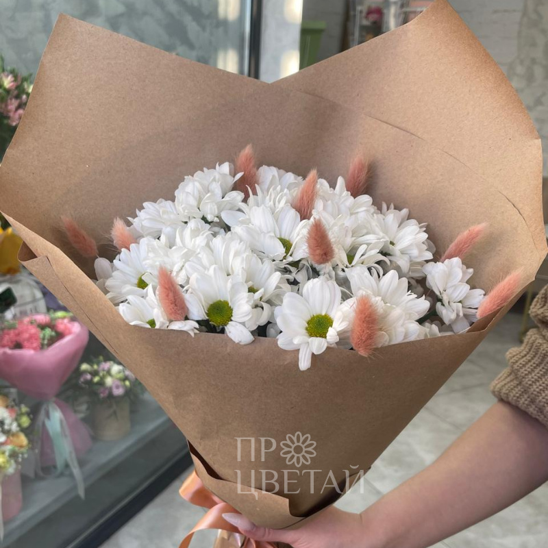 Топ моно букет из хризантем с лагурусом