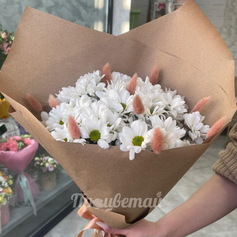 Топ моно букет из хризантем с лагурусом