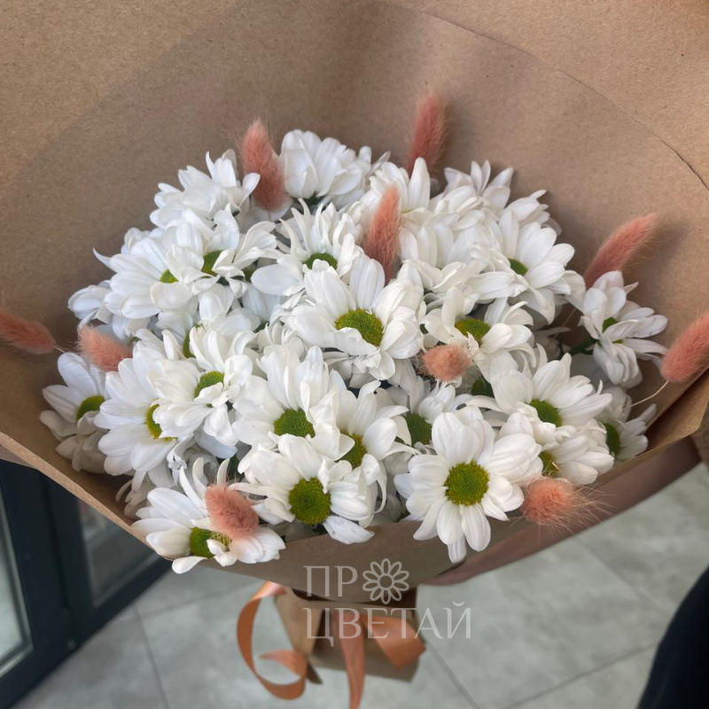 Топ моно букет из хризантем с лагурусом 1