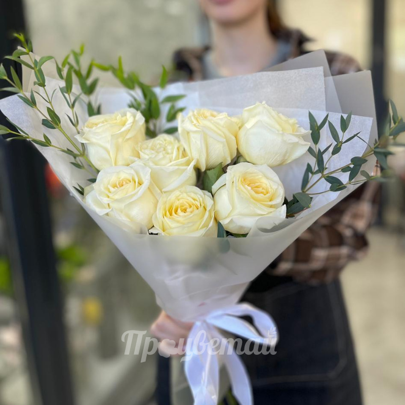 Букет из пионовидных роз и эвкалипта