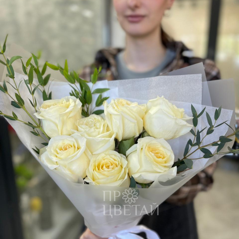 Букет из пионовидных роз и эвкалипта 1