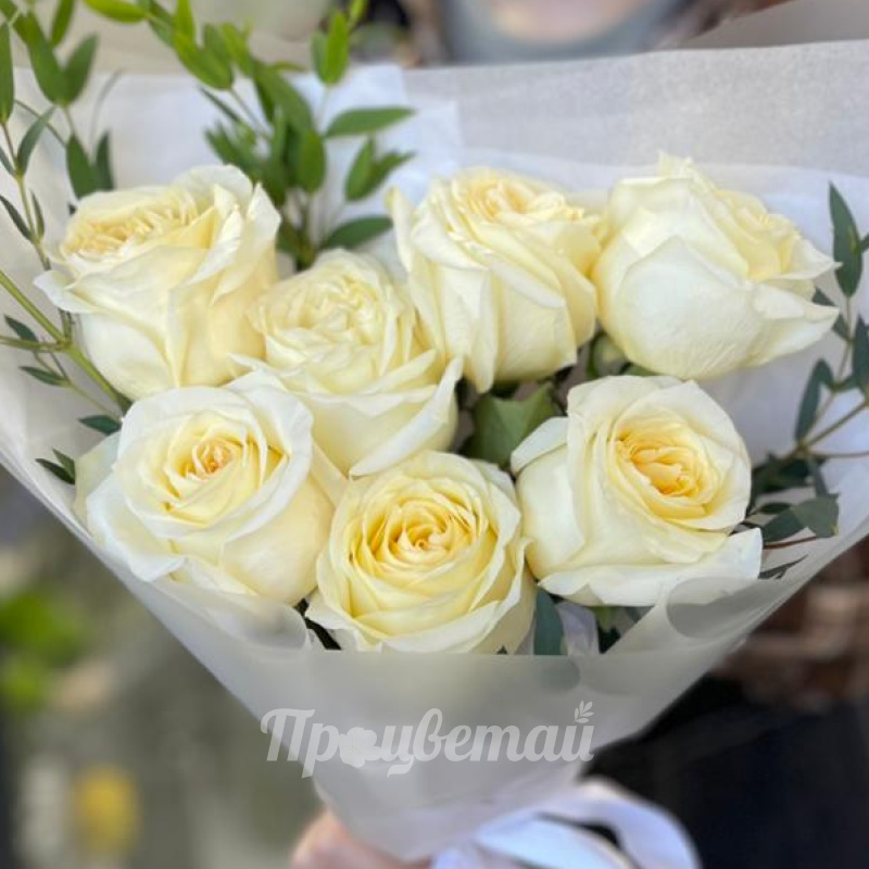 Букет из пионовидных роз и эвкалипта 2