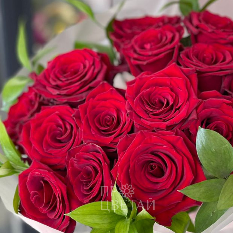 Моно-букет красных роз с рускусом 1