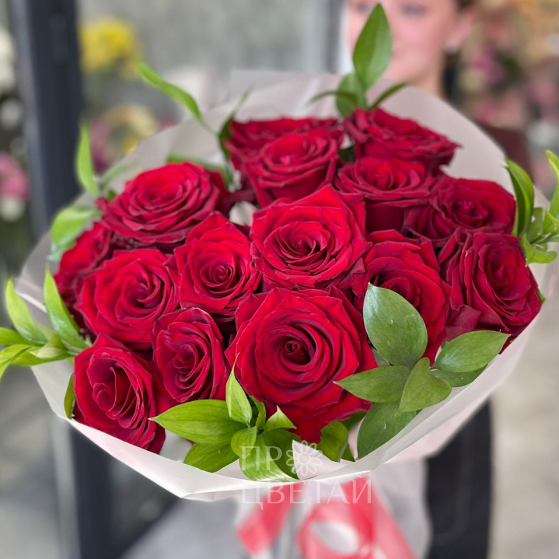 Моно-букет красных роз с рускусом