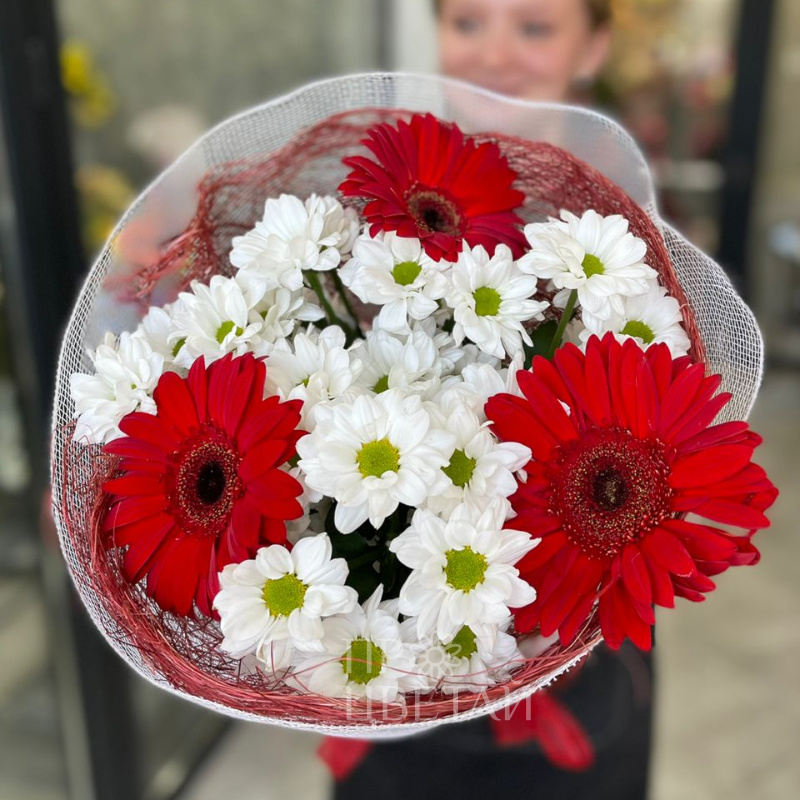 Букет с герберами и ромашками