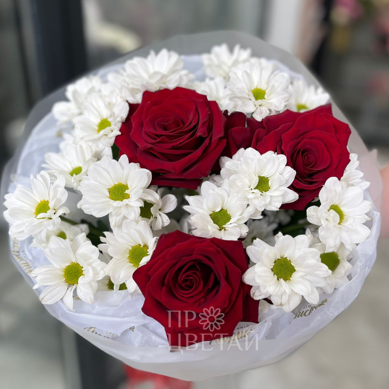 Букет из роз и ромашек