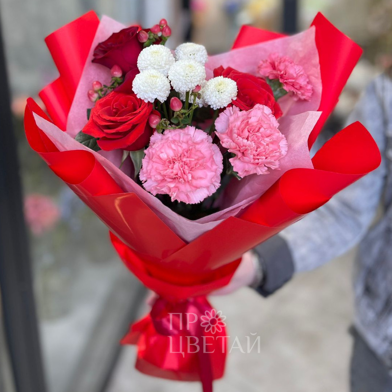 Яркий букет с красными розами 