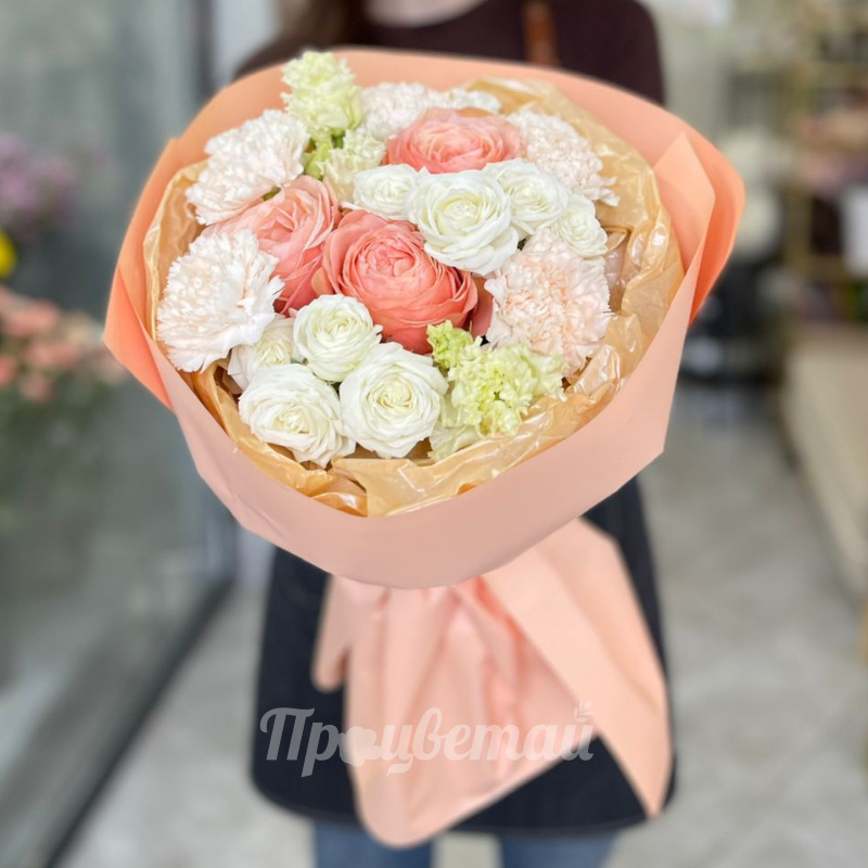 Нежно-персиковый букет с кустовыми розами 