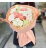 Нежно-персиковый букет с кустовыми розами 