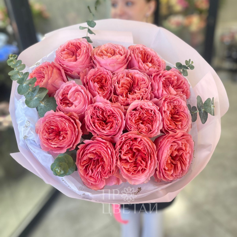 Яркий букет с пионовидными розами