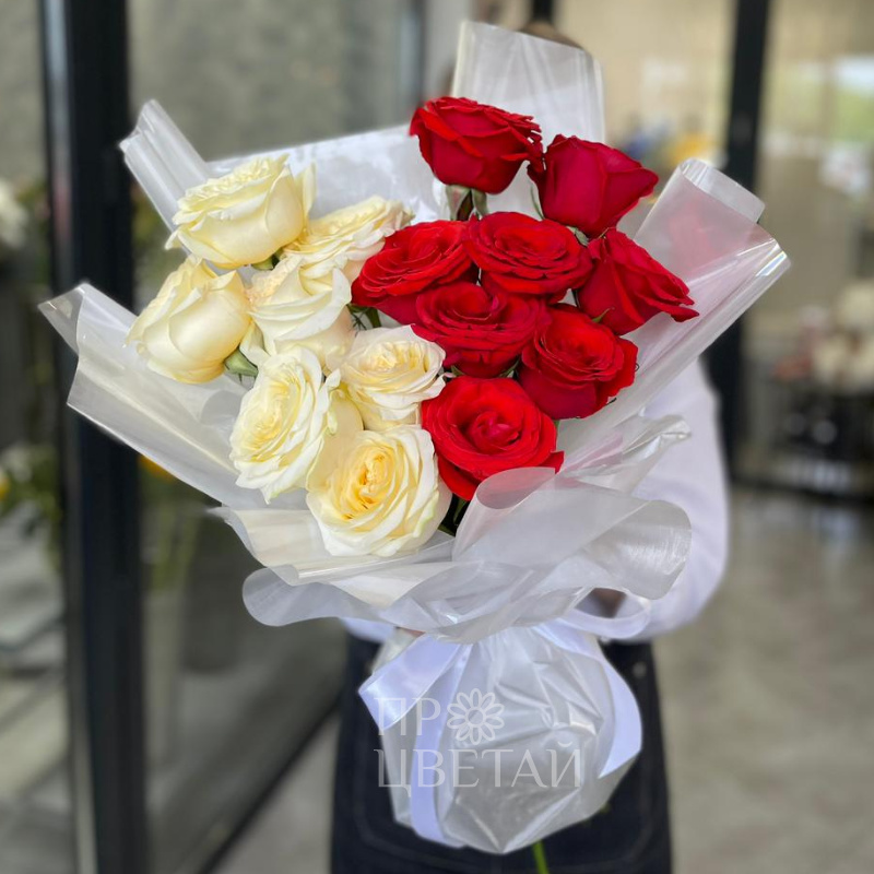Монобукет с белыми и красными розами 