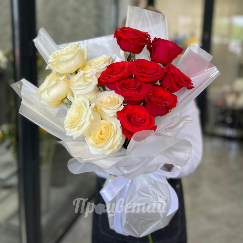 Моно букет с белыми и красными розами 