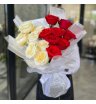 Моно букет с белыми и красными розами 
