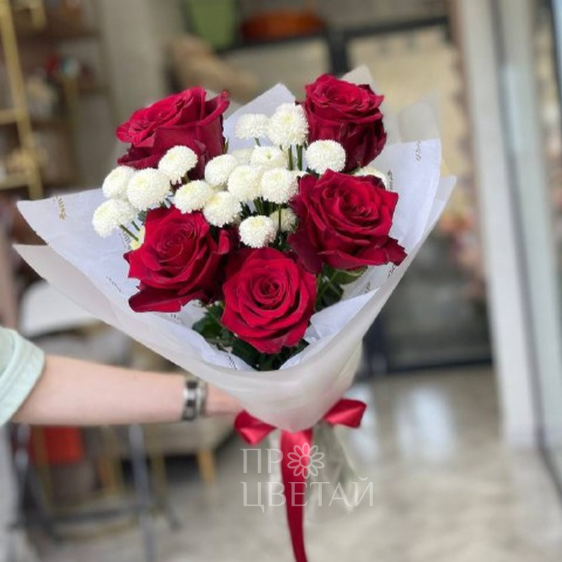 Букет с хризантемой и розами