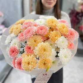 Букет из разноцветных хризантем от интернет-магазина «Процветай» в Хабаровске